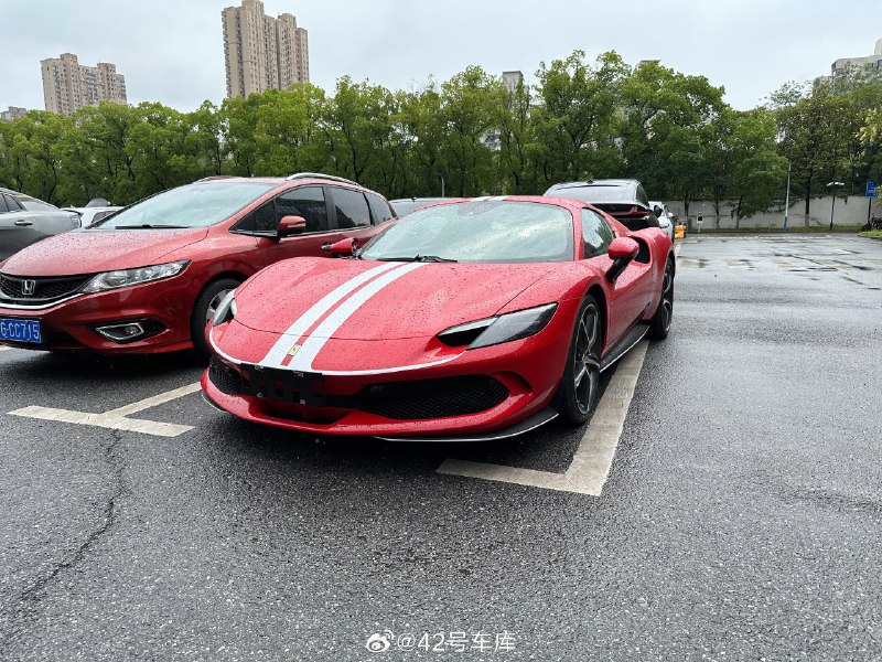 在车管所看到一辆没有上牌的法拉利 296 GTB，这个拉花大家觉得好看吗？配图