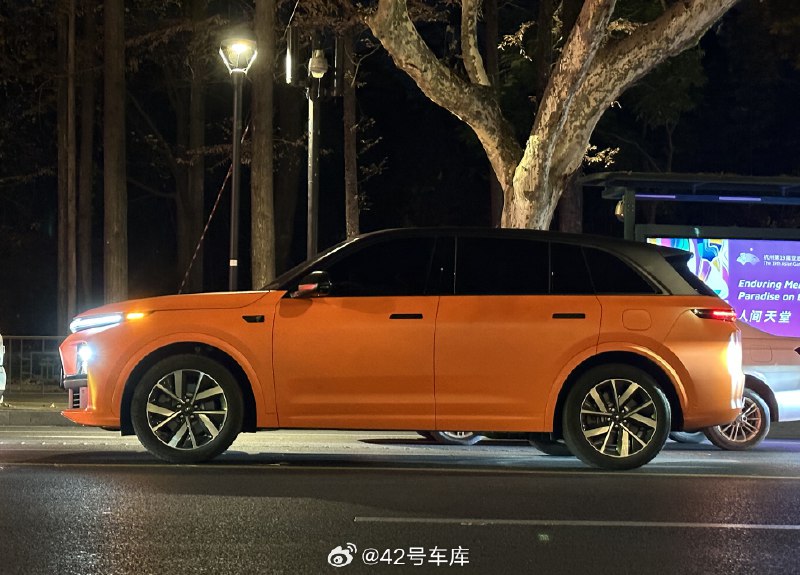 在路上拍到了这个颜色的理想汽车，大家觉得好看吗？配图