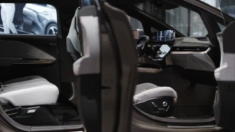 Lucid 的第二款产品，SUV——Gravity 开始进入试生产阶段，各种宣传也开始起势。配图