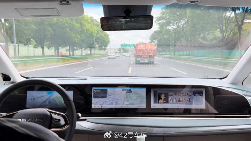 没想到，MPV 都有高速导航辅助驾驶了。配图