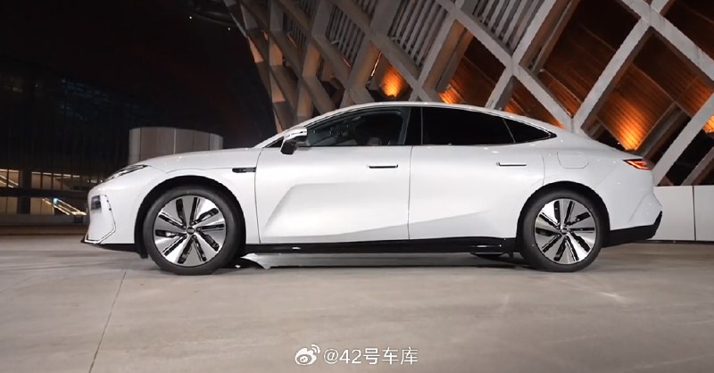 吉利银河 E8 的最小转弯半径为 5.62 m。配图