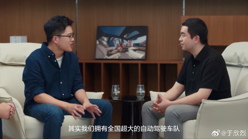 理想智驾技术研发负责人贾鹏:理想已经拥有全国最大的自动驾驶车队, 80 多万名车主,超过 200 亿公里行驶里程。同时,按照专车司机级的标准筛选出 3% 的车主,输入这些足量优质的数据来训练大模型。目前大模型已经学了 100 多万公里,年底可以学习大概 500 万公里。配图