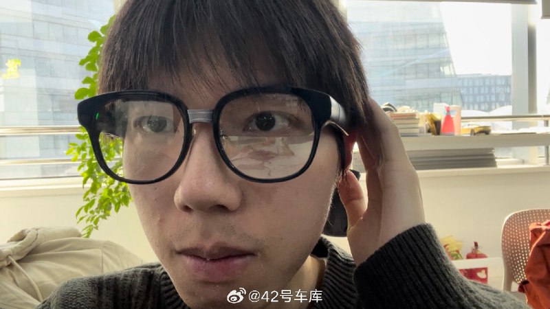 上一条微博发的那个「巨型 HUD」的原型就是@SERex_ 头上戴的这个 AR 眼镜，魅族 MYVU 智能眼镜配图