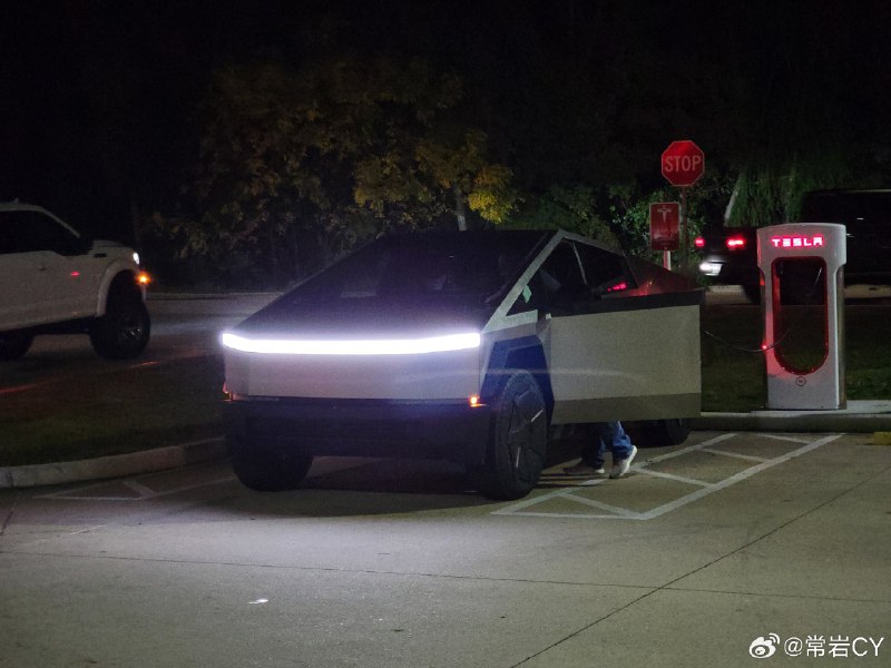 Cybertruck在超充时大大方方地展示了内饰的氛围灯效果。配图