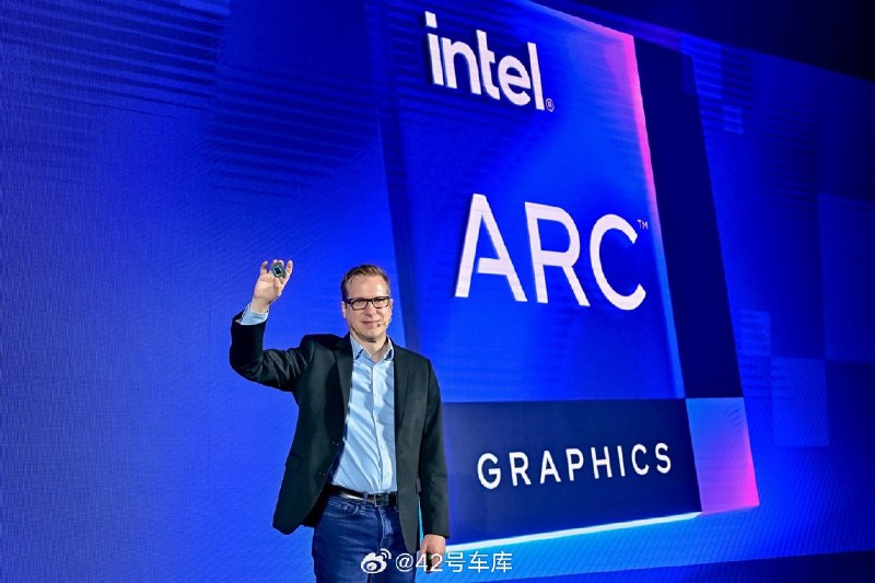 英特尔今天发布了用于汽车座舱的第一代车载锐炫独立显卡——Arc A760，这颗芯片对于智能座舱的生成式 AI、游戏，以及最基础的体验都有着不错的支持。配图