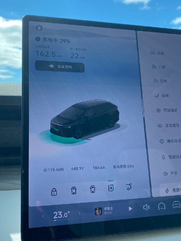 国网在一些高速服务区上了真 120 kW 充电桩，最大电流能到 250 A，高速补能体验好不少。配图