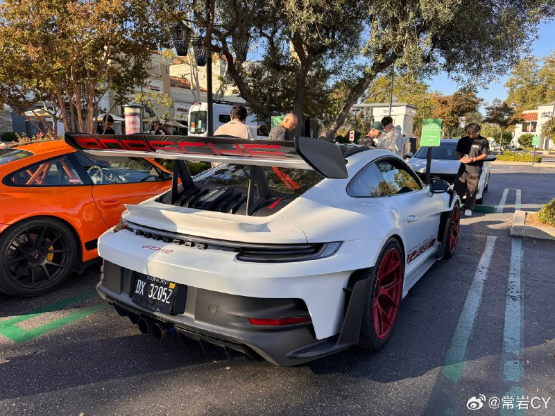不知道为什么这辆保时捷最新的911 GT3 RS的车牌框是来自Model S的。配图