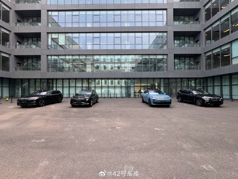 在今天的理想汽车感知质量（PQ）技术日上，一共有三辆车参与对比，分别是理想 L7、奔驰 GLE、宝马 X5。配图