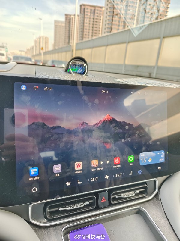 像之前宝马就有手指控制，包括理想后排也有 3DTOF 控制，但用起来还是会分神。目前不点击屏幕的操作，应该就属语音最好了。 #新能源汽车##42how#配图
