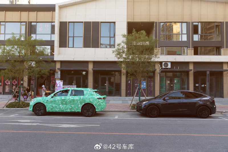 岚图知音更多谍照曝光了，P1 是跟 Model Y 的同框图，能看出比 Model Y 空间更大 一些。配图