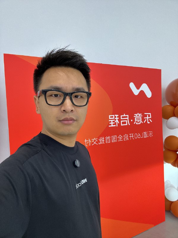 他很感兴趣这玩意儿。问了几次，后面说这东西可以搞电致变色镜片，室内就不尴尬了😂//@木木都知道:他还懂meta rayban？配图