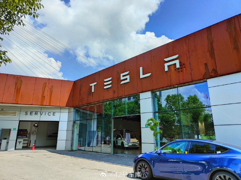 用户投稿，看样子目前为止新款 Model 3 还没到店。配图