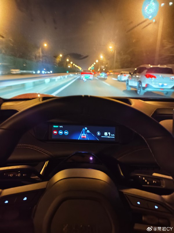 智驾系统从减速变道到加速变道的逻辑转换简直是体验上的一次飞跃。配图