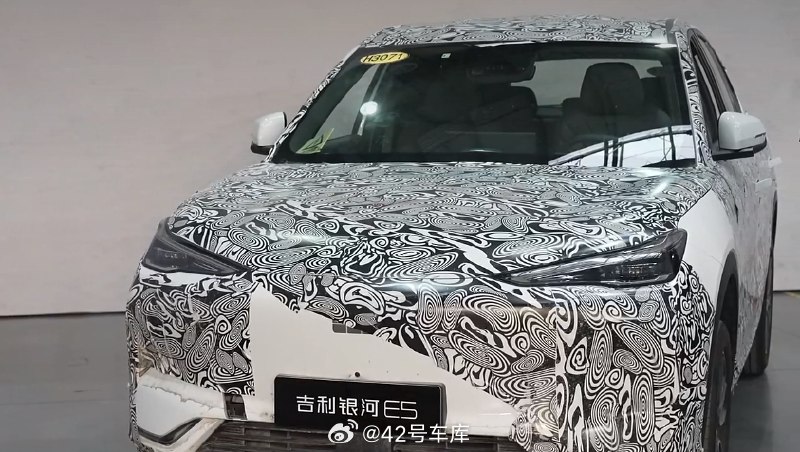 吉利银河 E5 虽然 8 月 3 日才上市，但这台测试车已经跑了 30 万公里，经历了很多极端工况。今天的直播中会对这台车的电池包进行拆解。配图