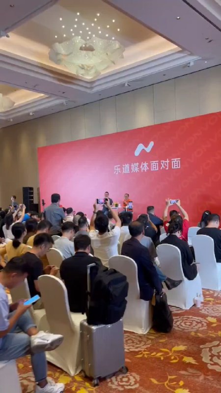 李斌在采访中回应乐道L60订单爆了，并回应产能问题：配图