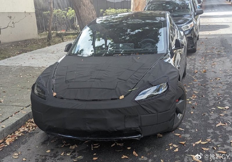 最近在特斯拉Fremont工厂附近，有多辆严密伪装的新Model 3 Performance出没。配图