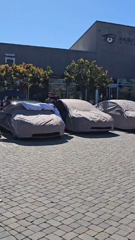 特斯拉 Model 3 Ludicrous 媒体试驾活动的一些片段，基本把车一整圈的外观是展示完了。 常岩CY的微博视频配图