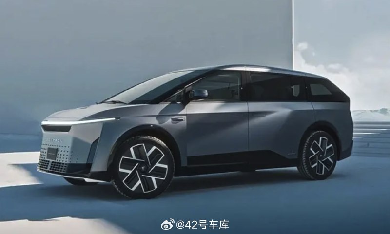 富士康昨日发布了纯电动 MPV - Model D 的首批官图，由意大利老牌汽车设计公司宾夕法尼亚打造，但看着怎么有点像...配图
