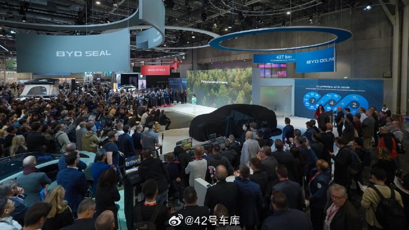 比亚迪携多款车型亮相 #巴黎车展#，并举行纯电 SUV SEALION 7（海狮 07 EV）上市发布会。配图