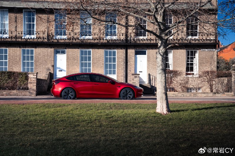 特斯拉再次允许新款 Model 3、Model Y、Model S 和 Model X 免费进行 FSD 迁移。配图