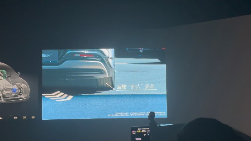腾势 Z9GT 可以实现圆规调头。配图