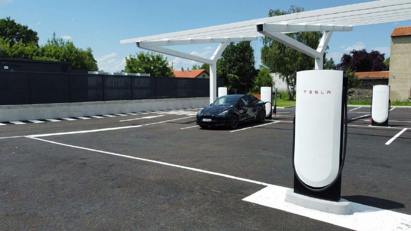 NEWS: World’s second V4 @Tesla Supercharger is now open in France🔋 https://twitter.com/estherkokkelman/status/1677348405411033088 https://t.co/KfcY9N31bu配图