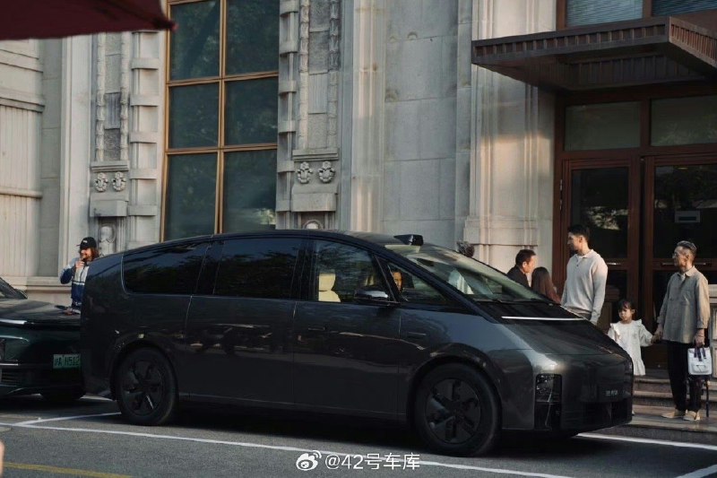 跟轿车和 SUV 的市场规模一比较，MPV 算是比较小众的车型了。但是近两年在这个比较冷门的市场中，却涌入了越来越多的新选手。配图