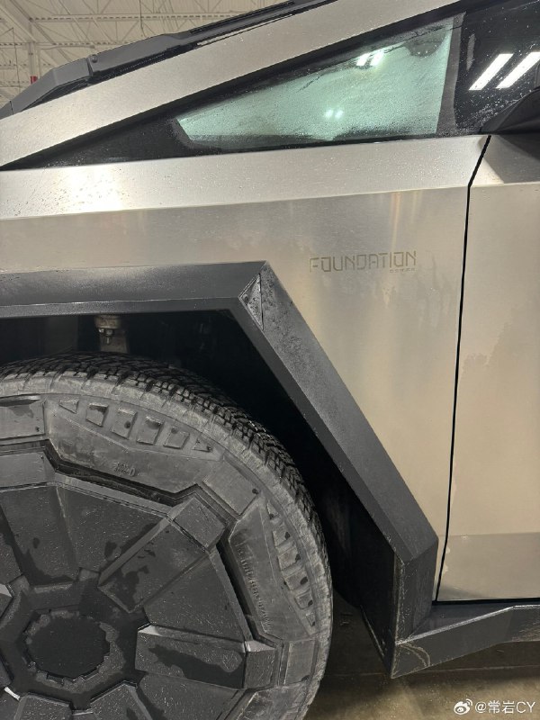 很多人都很好奇为什么Cybertruck交付仪式上交付的全都是创始人版。配图
