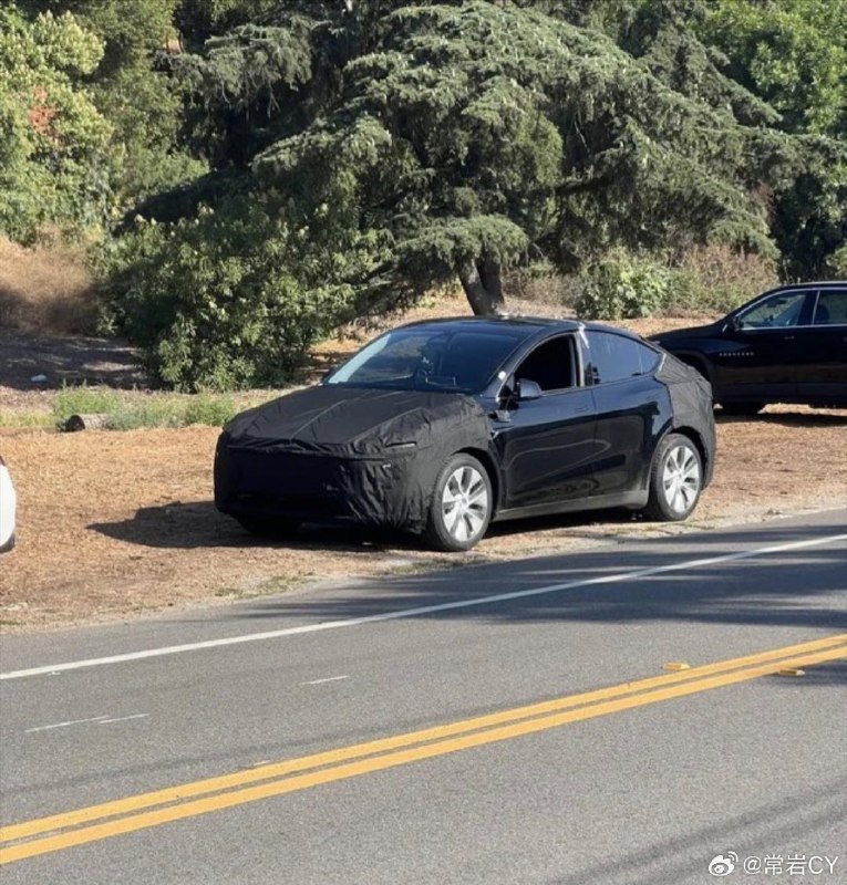 靴子落地，这是我们第一次见到改款的 Model Y 在外测试。配图
