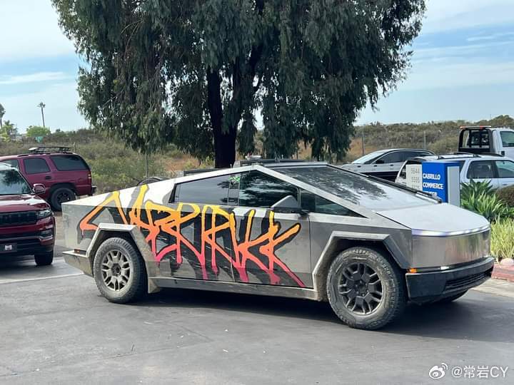 在这次BAJA挑战赛上的Cybertruck还安装了特斯拉的官方灯带。配图