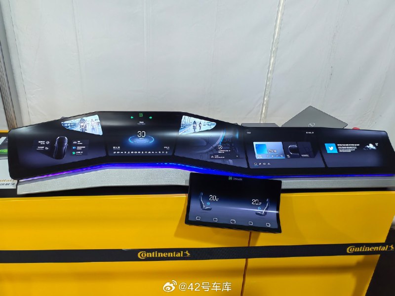 大陆集团在现场展示的五连屏 demo。配图