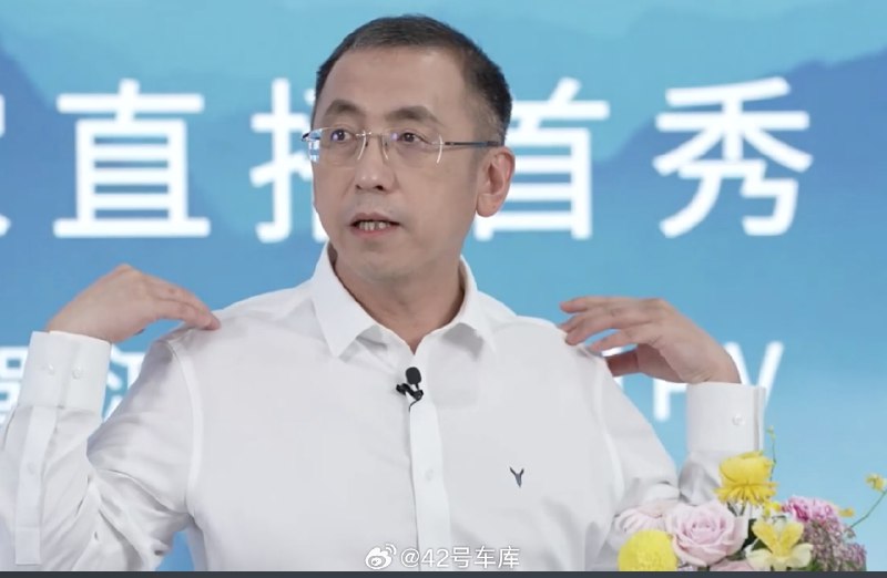 在直播里@岚图汽车卢放 透露了一下全新梦想家第三排座椅的信息，这次加上了前后移动，并且支持一键电动放倒，这点好评。因为 MPV 对于这种第三排和后备厢空间的灵活调节需求还是比较高的。配图
