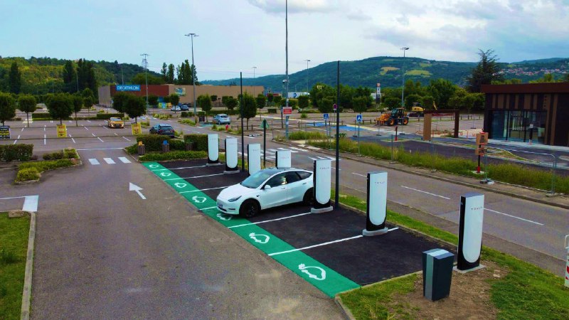 NEWS: Third V4 Tesla Supercharger in the world now open in France.配图