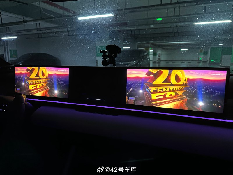 中午休息一会儿，和朋友在极越 01 里看个电影。该说不说，极越 01 这块长条形的屏幕能分成两个影音画面还真是挺不错的。配图