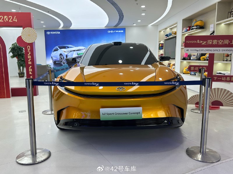 广汽丰田在销售电动车的线下门店里，展出了一台概念车模型。从外观来看，这款车属于跨界车，车顶会放上一颗激光雷达。配图