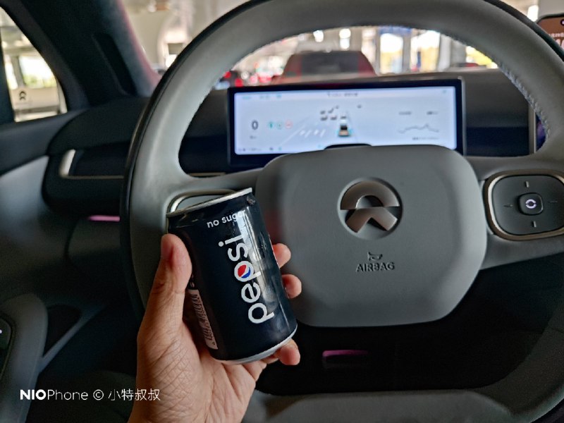 小米 SU7 能配置个冰箱是真没想到，这个东西的快乐就是夏天随时随地能开一瓶冰阔乐。配图