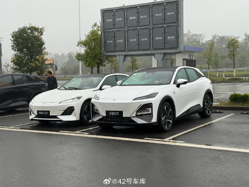 深蓝的高阶智驾来了，分别是 SL03i 和 S7i。今天就上点强度，来「8D 魔幻城市」重庆试试车。配图
