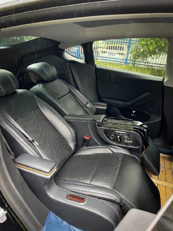 Model Y “四座行政版”[开学季]配图