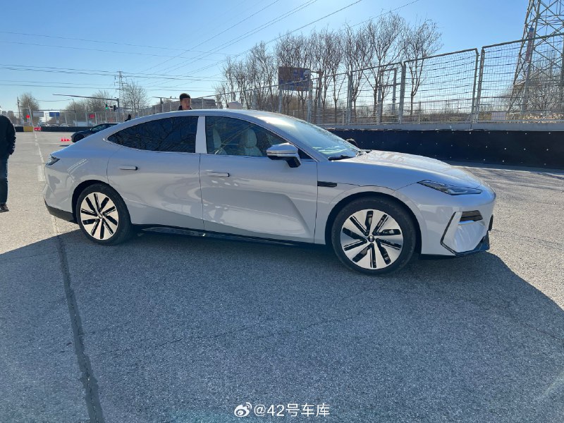 上周去试了银河 E8,这次试驾安排在了天津 V1 赛车场,很硬核。配图