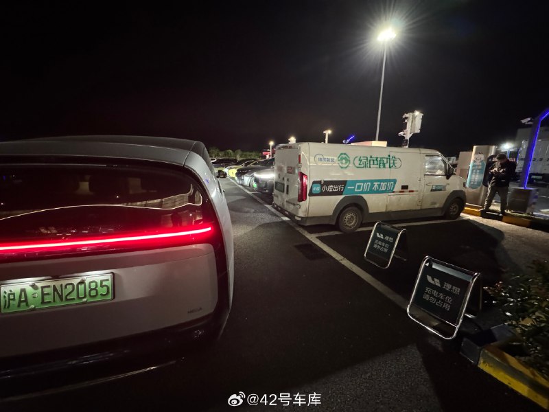 没想到在最后一个服务区还是遇到了占位的，经过一番友好的沟通，司机师傅还是让了。配图