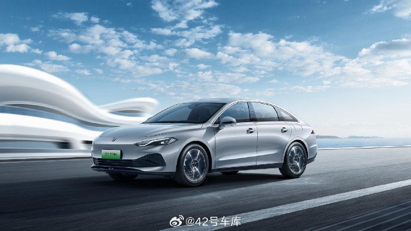 车库马上要到一台荣威新出的 D7 DMH，这个车一共分 125 超越版、卓越版、旗舰版三个配置，定位于 B 级轿车，目前入门版优惠后的售价为 10.98 万元，顶配也就 13.28 万元；我估计来的会是顶配车型，也是我自己认为最有性价比的。配图