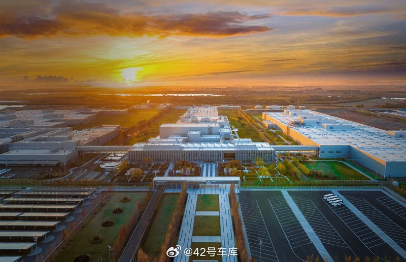 宝马沈阳生产基地入选「2023 年绿色低碳公众参与实践基地」。配图