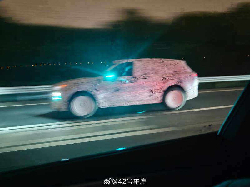 如图所示:车库小伙伴在回家路上拍到一项伪装车,疑似理想 L6。配图