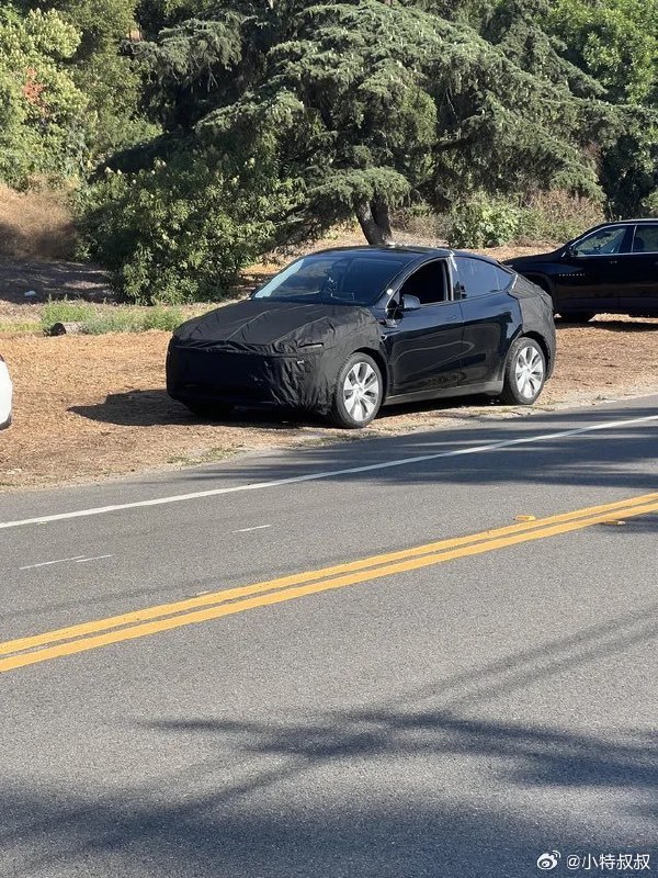 Model Y 焕新款原型车，首次被拍到！配图