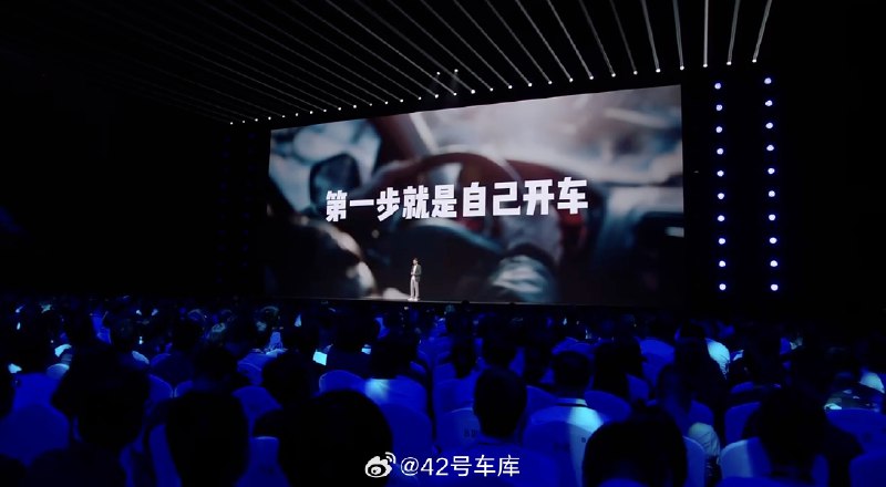 由于已经习惯了司机的存在，造车初期，雷军首先要克服的难关居然是自己开车[允悲]于是他让司机坐在副驾，自己从头开始熟悉开车。配图