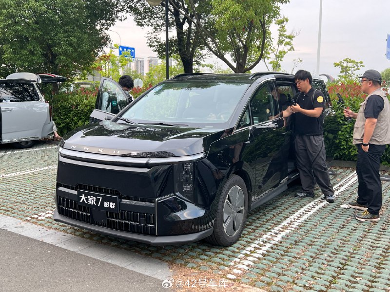 今晚上汽大通大家 7 超混和大家 9 超混两款插混 MPV 就要上市了。配图