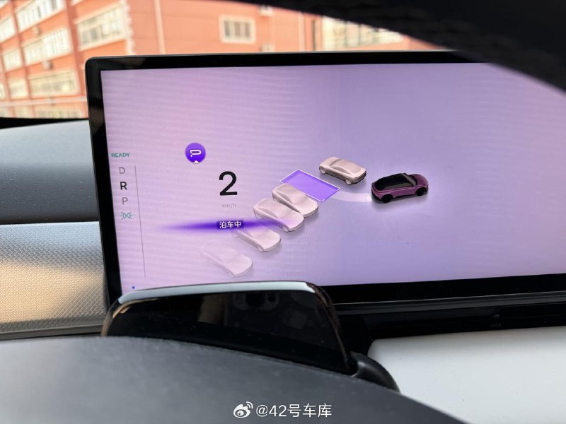 虽然知道极越 01 的自动泊车功能表现很不错了，但今天还是惊艳到我了。老家楼下的停车位比较混乱，没有车道线，都是插空停车，还有积雪。配图