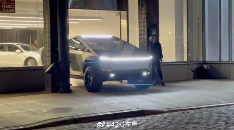 网友拍到的 Cybertruck 车顶的探照灯长这样，哪怕直射的情况下似乎亮度也没有很高，基本跟日行灯相当配图