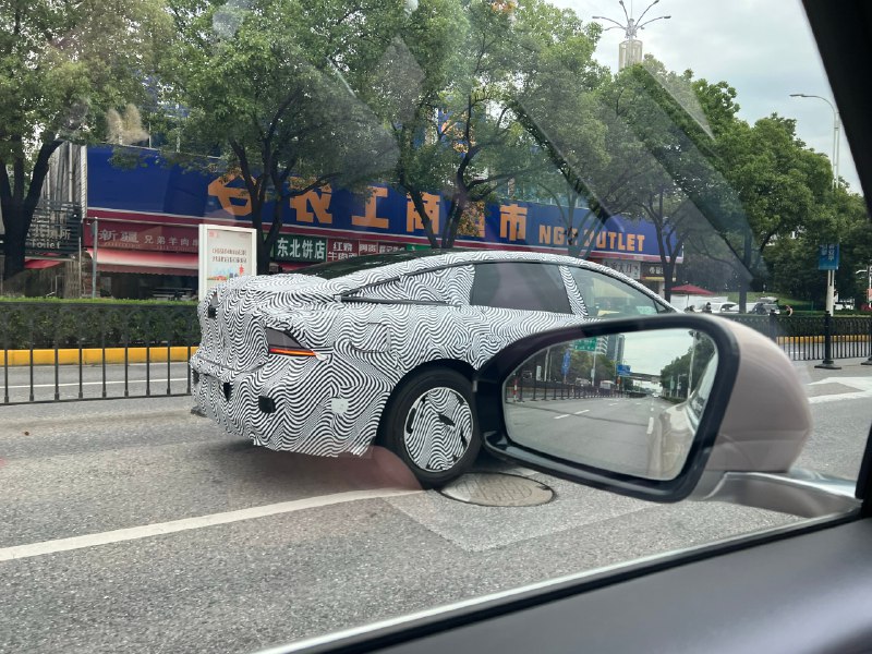 偶遇小鹏 P7+，还披着伪装应该是测试车，看着尺寸还是挺大的，视觉观感会觉得这是一辆 5 m 级的轿车。配图