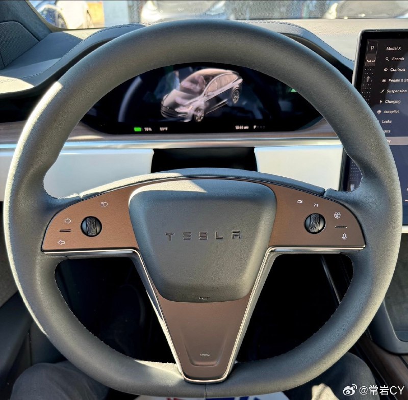 2024款Model S/X来了,换装了Cybertruck思路的新方向盘。配图